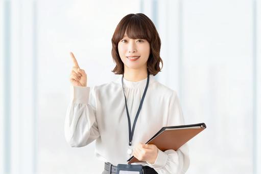 中国のグレート・ファイアウォール(金盾)について解説する女性