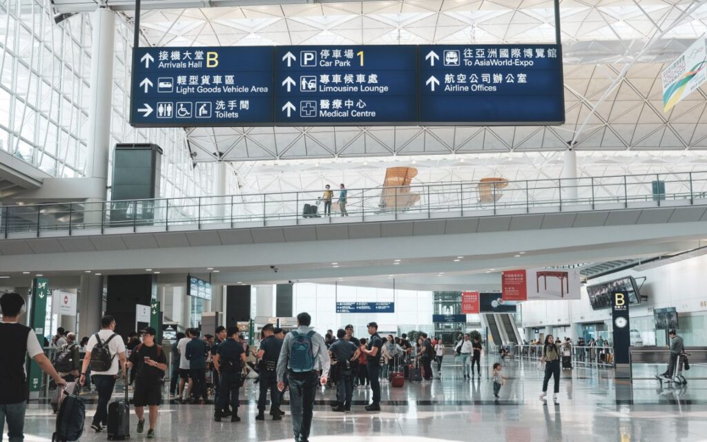 乗り継ぎ便を待つ