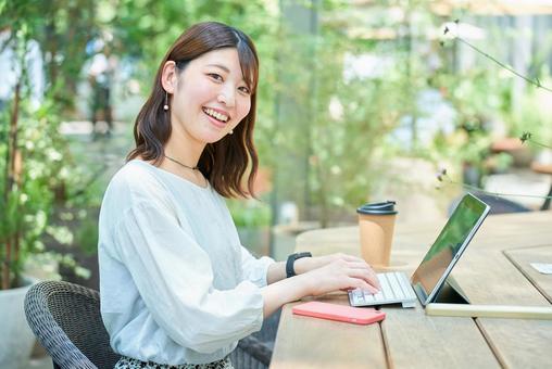 海外で日本のAmazonプライムをタブレットで見る人