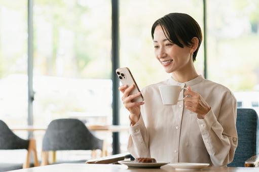 仁川空港のトランジット中にカフェでスマホを使う女性