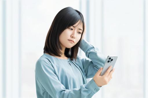 海外で日本のアマプラが見れずに困っている女性