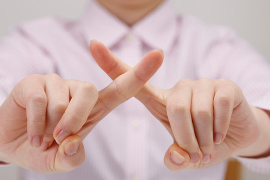 中国ではネトフリはそのまま使えないことを解説する女性