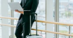 海外出張でWi-Fi使ってパソコンする男性