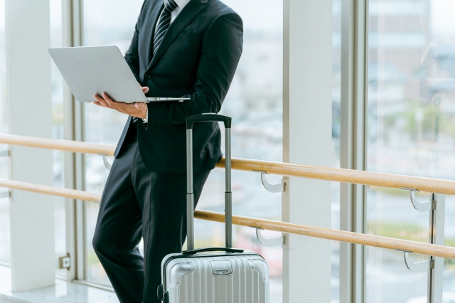 海外出張でWi-Fi使ってパソコンする男性