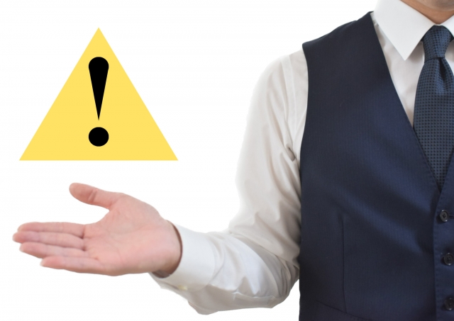 海外でGoogleマップを使う予定の人に注意点を解説する男性