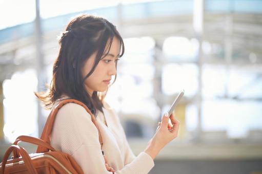 海外でGoogleマップを使う女性