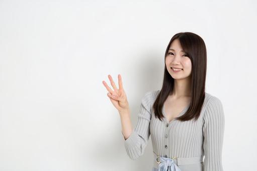 中国でネトフリの代わりにおすすめの動画サービスを紹介する女性