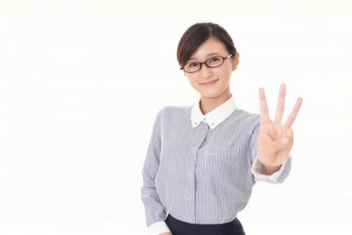 中国で使ないGmailの代替アプリを解説する女性