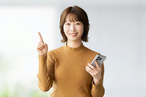 中国でネトフリを見る際の注意点を解説する女性